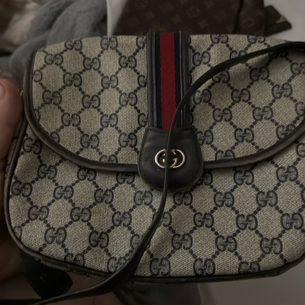 Vintage Gucci hand bag been used not in perfect condition but still a nice bag .